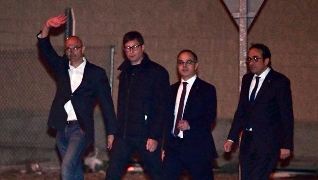 Los exconsejeros Raül Romeva, Carles Mundó, Josep Rull y Jordi Turull abandonan la prisión de Estremera.