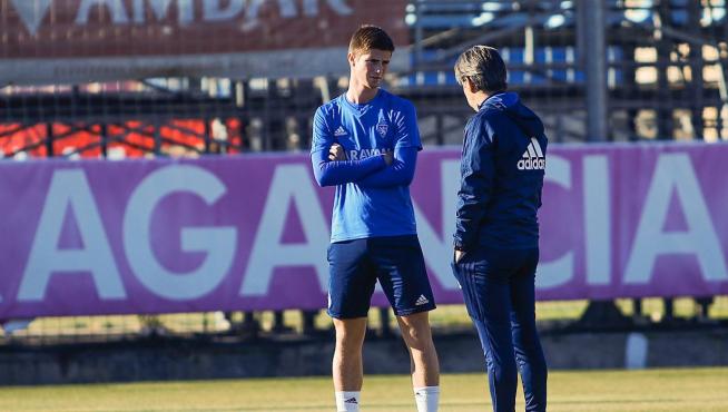 Zalaya y Natxo González, durante la charla a solas que provocó el entrenador este martes durante el entremiento del primer equipo zaragocista.