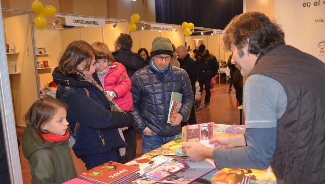 Los primeros visitantes se acercaron ayer hasta la FLA para ver las últimas novedades editoriales.
