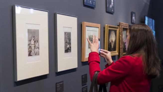 La exposición reúne grabados y pinturas de Goya con fotogramas y secuencias de películas de Buñuel.