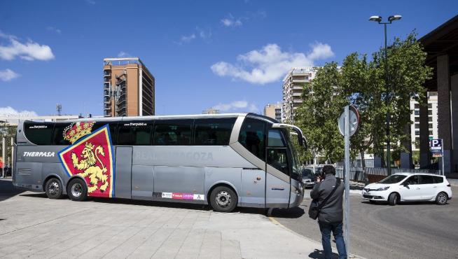 El autocar oficial del Real Zaragoza, en la zona de vestuarios de La Romareda al inicio de un viaje anterior.