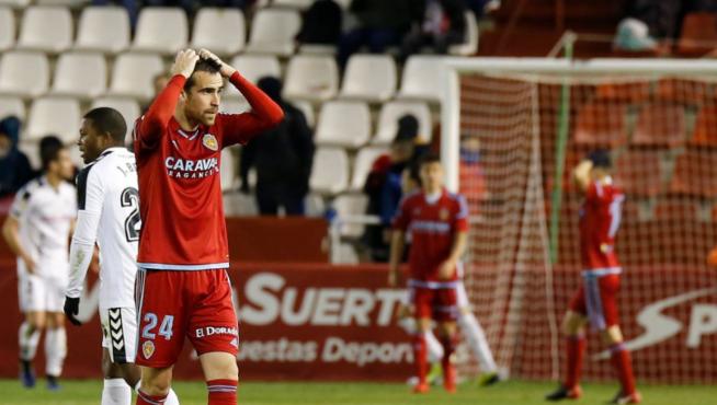 Mikel González, en Albacete este sábado, se echa las manos a la cabeza lamentando una ocasión perdida por parte del Real Zaragoza.