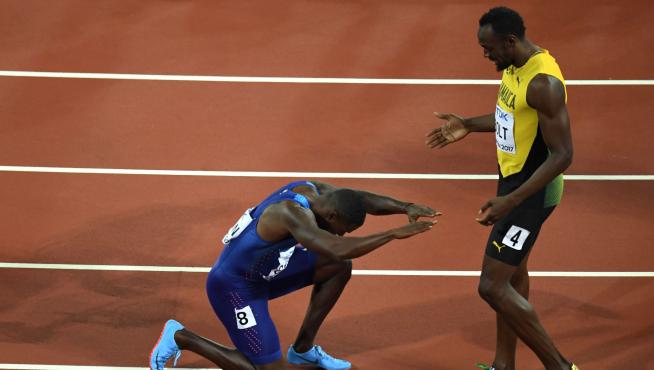 Justin Gatlin se rinde ante Usain Bolt, en el pasado Mundial de Londres.