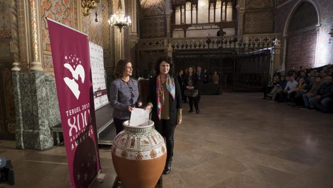 La alcaldesa de Teruel, Emma Buj, y la secretaria de Estado de Turismo, Matilde Asián, se disponen a cerrar la cápsula del tiempo