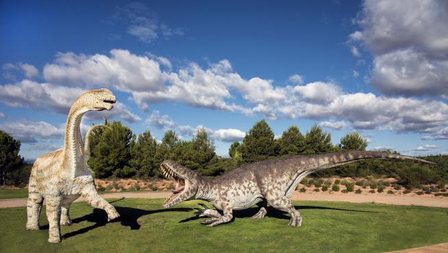 Lucha de Torvosaurus y Aragosaurus, reconstrucciones en la zona temática de 'Tierra Magna' de Dinópolis.