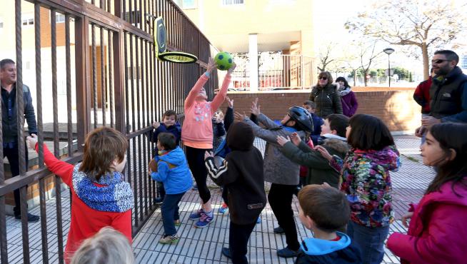 Los niños del barrio Jesús salieron a la calle a jugar al baloncesto