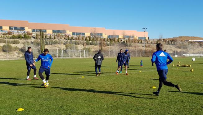 Un momento del entrenamiento de activación que llevó a cabo el Real Zaragoza en Zaratán (Valladolid) este mediodía.