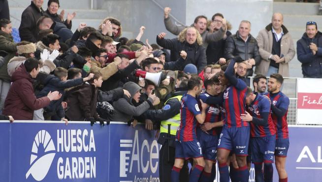 Los jugadores del Huesca celebran junto a su afición el 3-0 que anotó Álex Gallar frente al Lugo el pasado domingo.