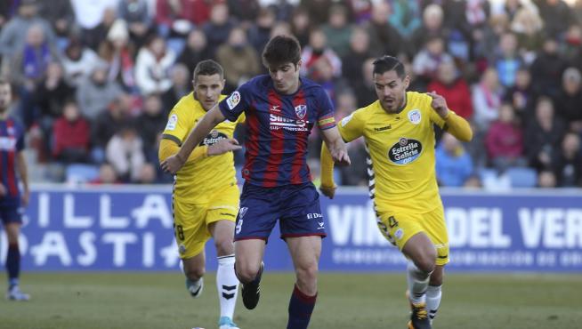 Gonzalo Melero pugnando con Josete, del Lugo, durante el partido del pasado domingo en El Alcoraz (3-0).