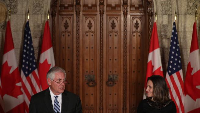 El secretario de Estado de Estados Unidos, Rex Tillerson y la ministra de Asuntos Exteriores de Canadá, Chrystia Freeland.