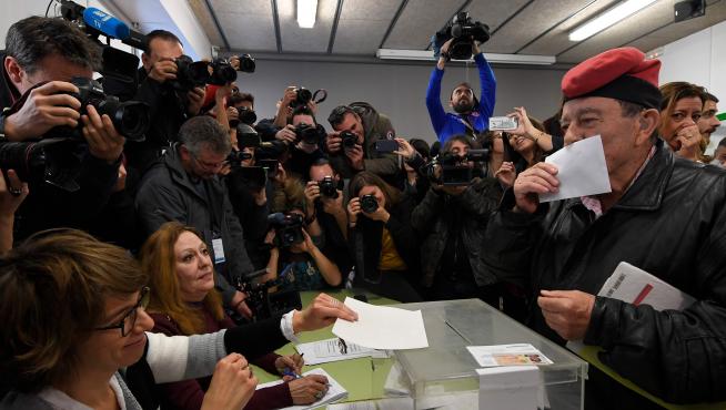 Un hombre ha acudido a votar con la tradicional barretina catalana.