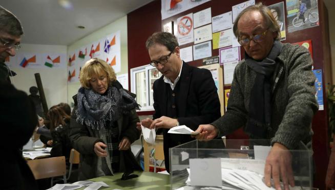 El recuento de votos en un colegio electoral en Barcelona.