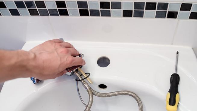 Inodoros y lavabos atascados son algunas de las averías más comunes.