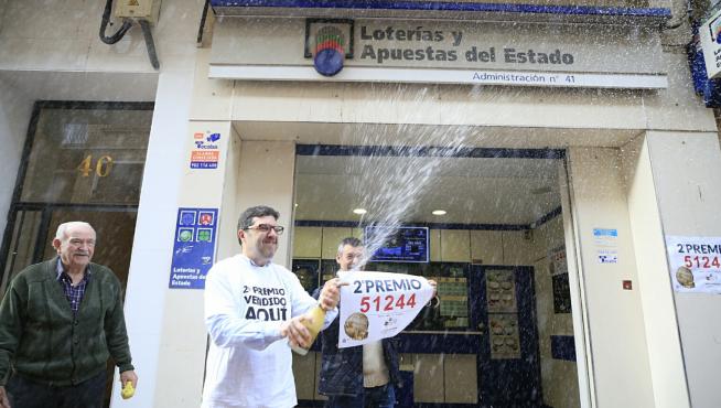El lotero celebrando con champán el segundo premio.