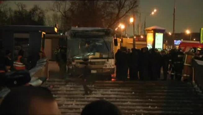 Cinco muertos al estrellarse un autobús contra un paso subterráneo en Moscú