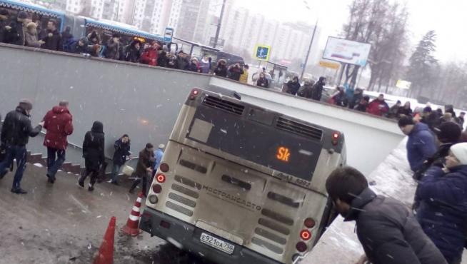El autobús que ha arrollado a decenas de personas y ha matado a cinco en Moscú