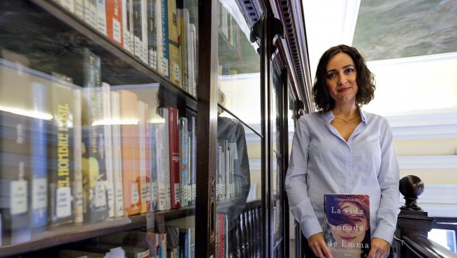 Teresa Guirado con su nueva novela: 'La vida soñada de Emma'.