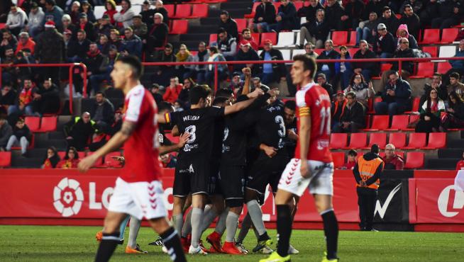 Los jugadores del Huesca celebran uno de los dos goles anotados el pasado sábado en Tarragona.
