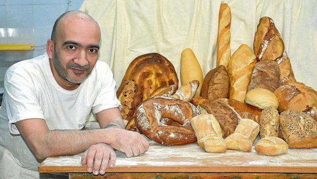 José Luis Campos, con diferentes tipos de pan elaborados en el horno de leña La Masada de Zaragoza.