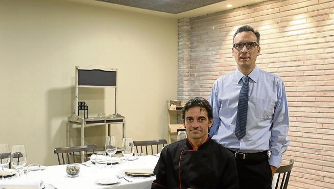 El jefe de sala, Javier Aguayo, de pie, y el cocinero, Alberto Morales, en La Huerta del Figueral.