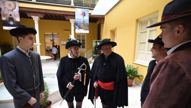Hombres vestidos para la Fiesta de los Santos Inocentes de Lecrín (Granada)