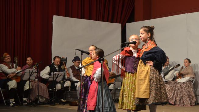 Representación teatral y actuación de la Rondalla Aires del Cinca en Pomar de Cinca.