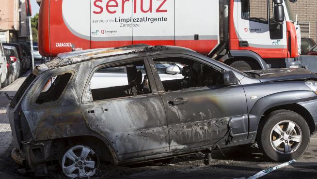 El fuego registrado en los contenedores de la esquina de las calles de Mariano Turmo y Mosén Agudo destruyó varios vehículos.