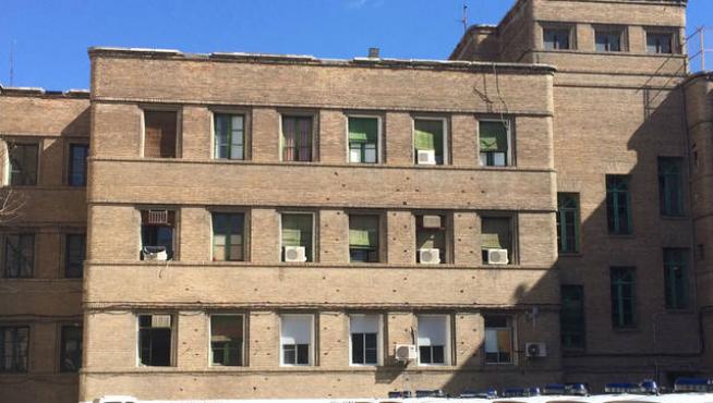 El deteriorado complejo policial sirve de garaje para los vehículos de la Jefatura de Zaragoza.