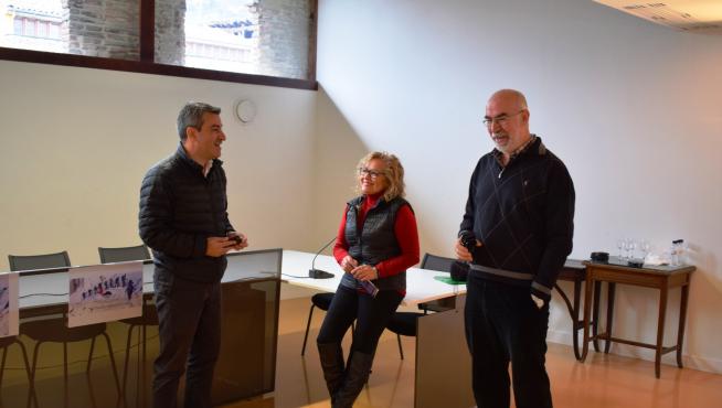 El alcalde José Antonio Lagüens junto a Ana Lacambra y Carlos Bravo, del CER, en la presentación de las actividades de 2018