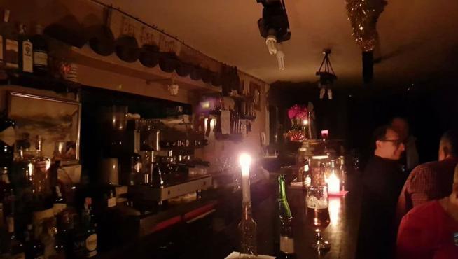 Las velas fueron necesarias en un bar de San Martín.
