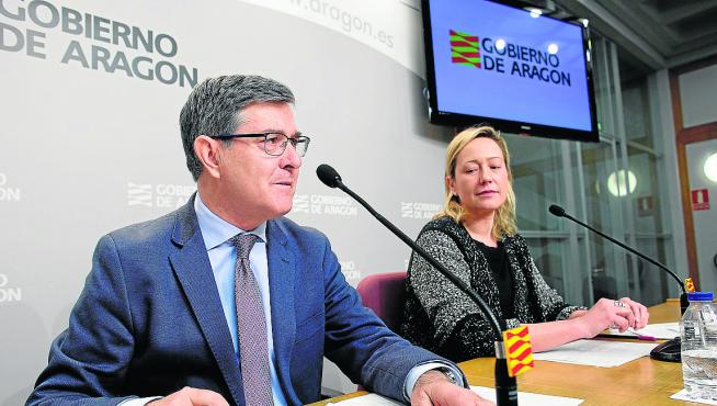 Los consejeros de Presidencia y Economía, Vicente Guillén y Marta Gastón, este martes.