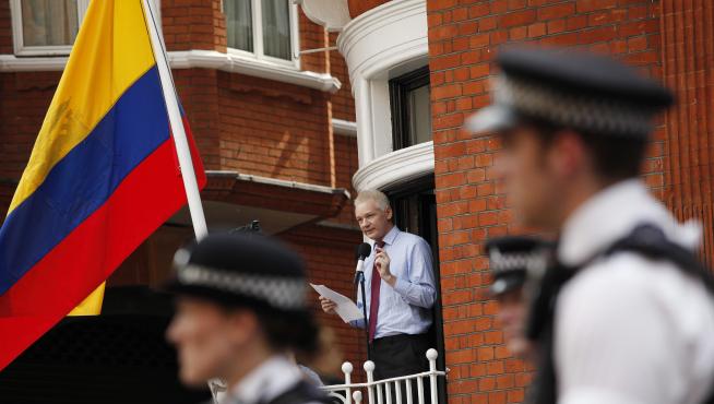 Assange, en un balcón de la Embajada de Ecuador en Londres, en 2012.