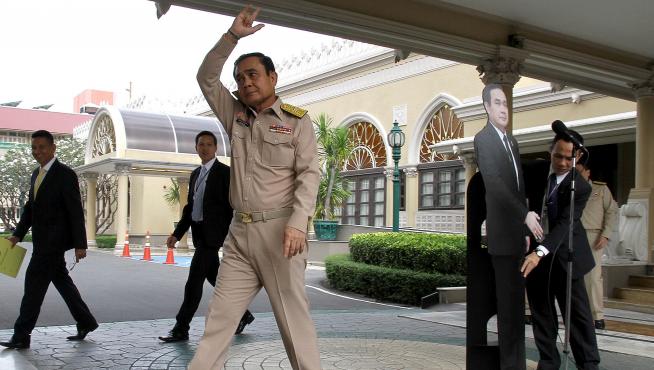 Prayuth Chan-ocha, primer ministro tailandés, se aleja de su réplica de cartón.