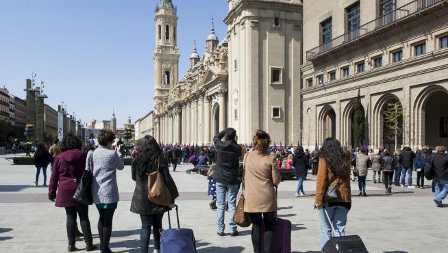 Turistas en la Plaza del Pilar de Zaragoza.