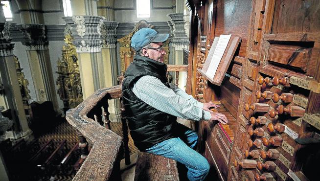 Melchor Terrado toca el 'She Loves You' de The Beatles en el órgano de la iglesia de San Pedro.