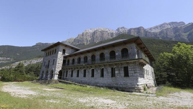 Uno de los proyectos propuestos. El parador de Ordesa. En el corazón del valle de Ordesa se plantean diversas actuaciones de mejora de infraestructuras o de creación de otras nuevas. Además de arreglar la carretera a la Pradera, se quiere adaptar el antiguo parador, un impresionante edificio hoy en desuso, como aula de la naturaleza, y enterrar los cables eléctricos. Está cerrado desde que el centro de interpretación se trasladó a Torla.