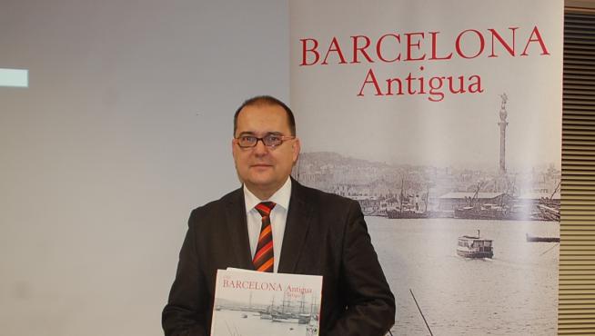 Salvador Trallero posa con un ejemplar de su último trabajo, 'Barcelona Antigua'.