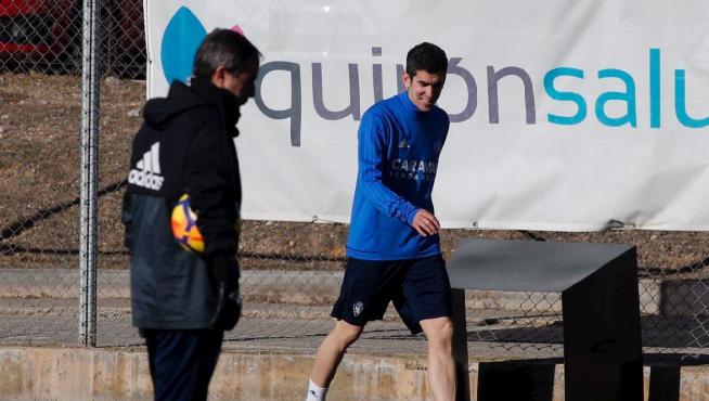 Jesús Alfaro, nuevo fichaje del Real Zaragoza, pasa por delante de Natxo González en su primer entrenamiento como jugador blanquillo.
