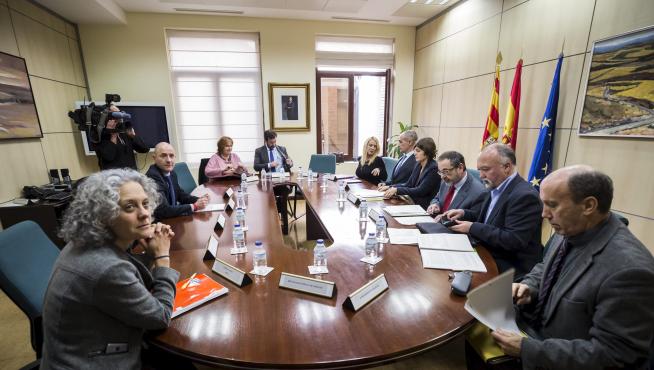 Gobierno de Aragón, empresarios, consumidores y representantes de municipios y provincias, ayer en la mesa del ICA