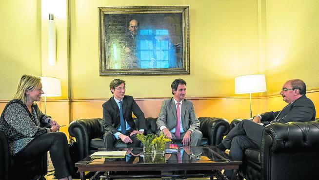 El presidente Lambán y la consejera Gastón, ayer, con los directivos de Tarmac.
