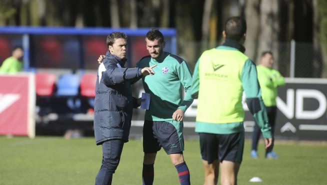 Brezancic conversa con su entrenador, Rubi, en un entrenamiento de semanas anteriores.