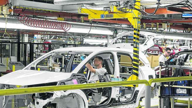 Imagen de la cadena de montaje de Opel España en Figueruelas.