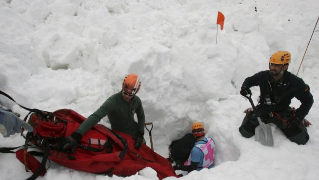 Un simulacro de rescate de víctimas de avalancha.