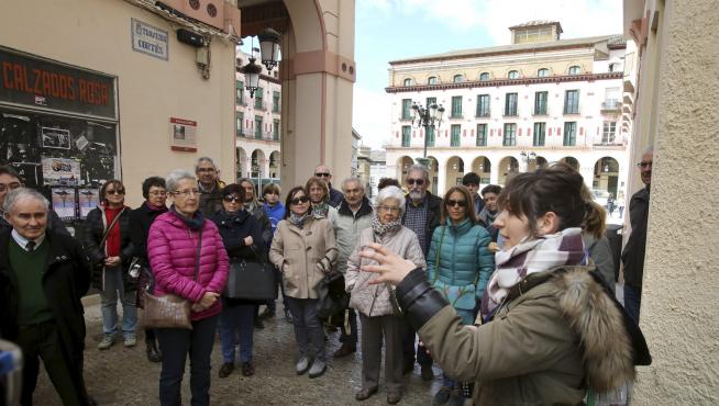 Participantes en una de las visitas guiadas a Huesca para vecinos de Zaragoza con motivo de la última Cincomarza