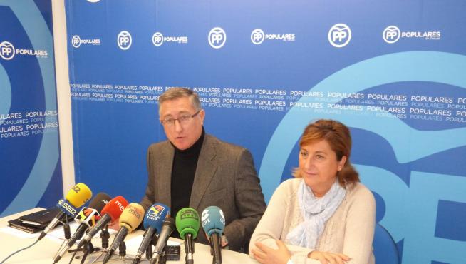 Manuel Blasco y Carmen Pobo, durante la rueda de prensa ofrecida en la sede del PP en Teruel.