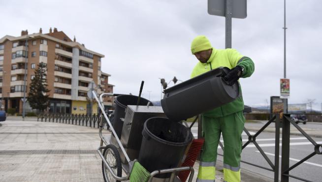 Uno de los trabajadores del servicio de limpieza viaria de Huesca que gestiona Grhusa.