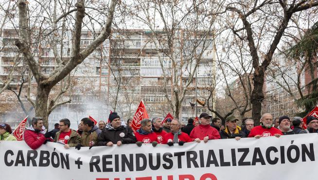 Los trabajadores piden a los partidos apoyo para un decreto contra el cierre de la térmica de Andorra. Aquí, una protesta de hace un año.