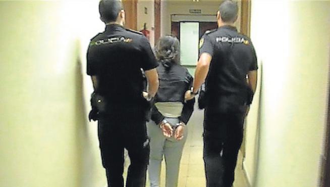 La madre de los niños, en los pasillos de la Jefatura Superior de Policía, cuando fue detenida en abril de 2015.