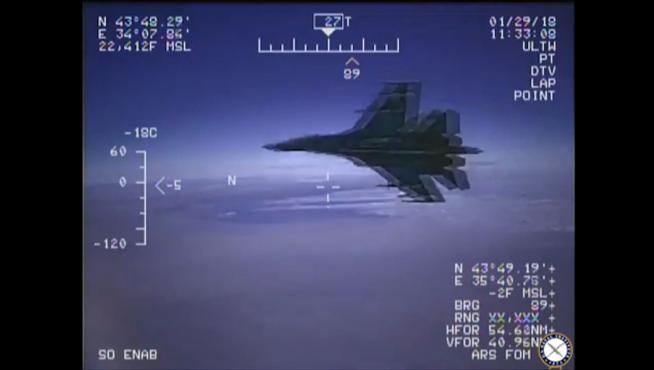 Imagenes captadas del caza ruso desde el avión de EE.UU.