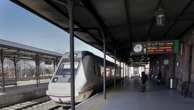 Un tren con destino a Valencia espera la orden de salida en la estación de Teruel.